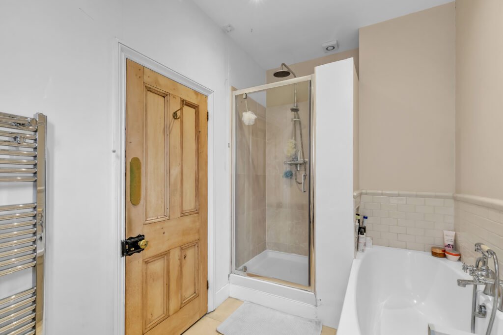 Bathroom 1b